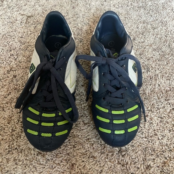 Boys size 1 Dream Pairs Soccer Cleats - Picture 3 of 7